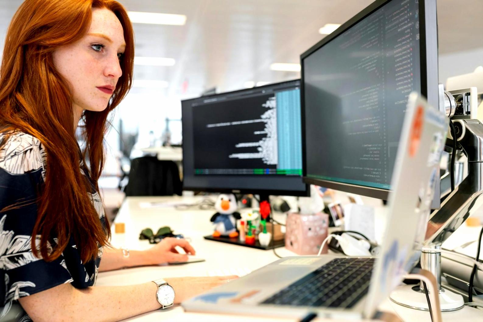 Studente che lavora su modellazione 3D di personaggio fantasy