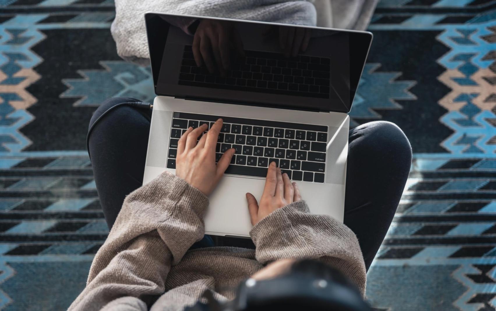 Ambiente di lavoro moderno con workstation per la modellazione 3D