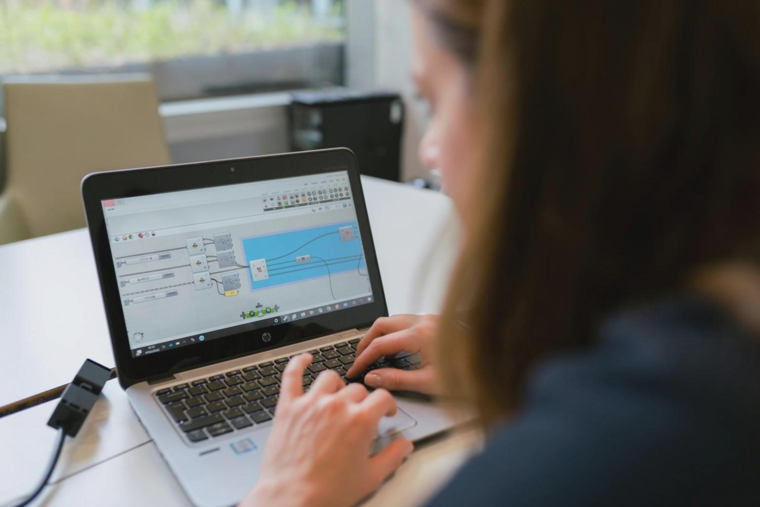Ambiente di lavoro con multiple workstation per grafica 3D